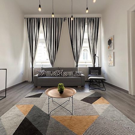 R&R Central Apartment บูดาเปสต์ ภายนอก รูปภาพ